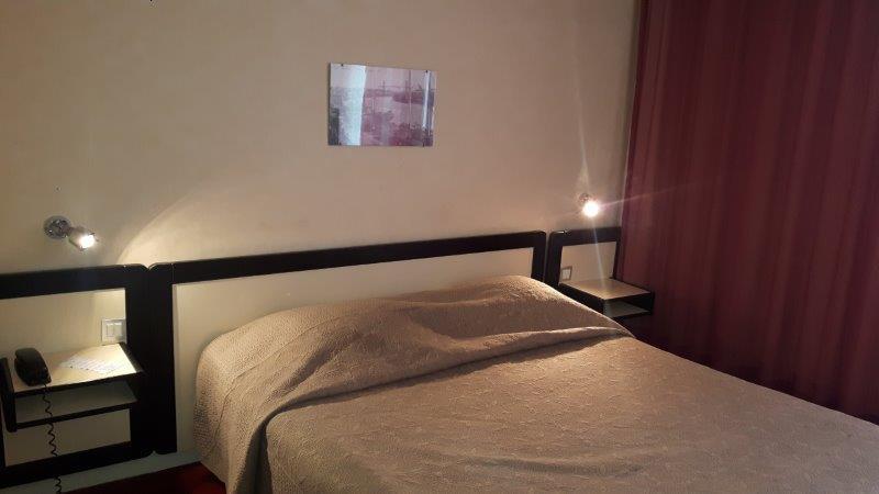 Hotel Des 3 Marchands น็องต์ ภายนอก รูปภาพ